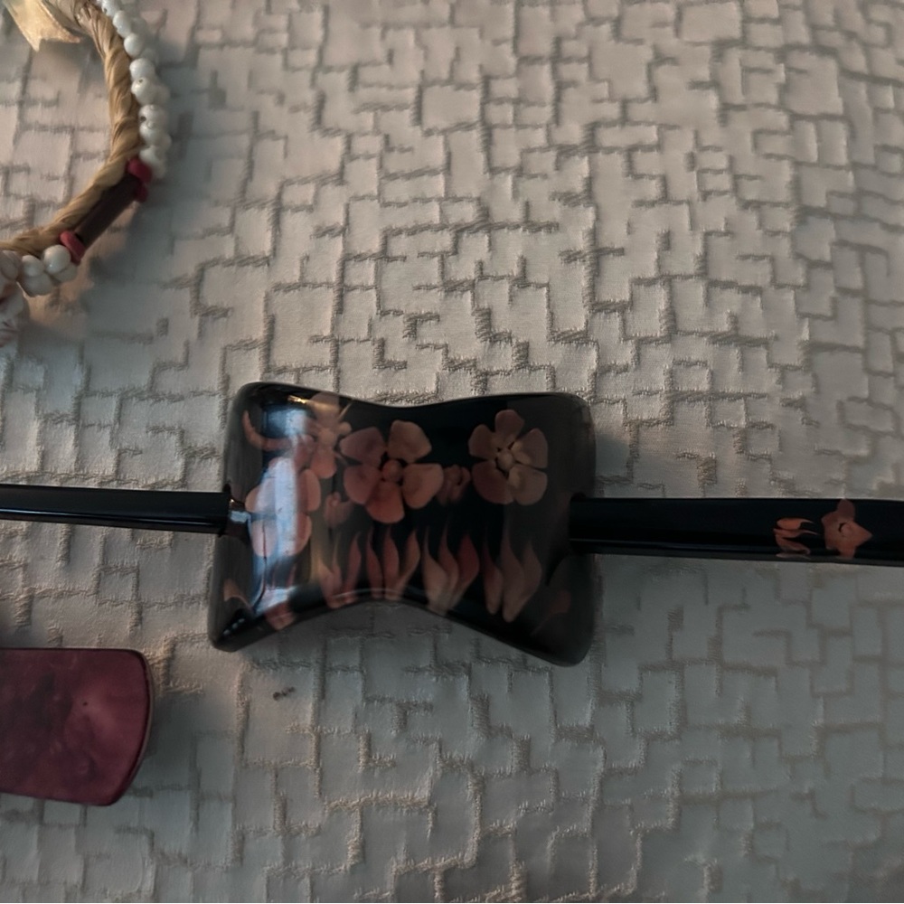 Set of Decorative Hair Clips - Picture 4 of 5